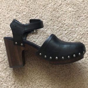 Cute little blue mountain clogs!